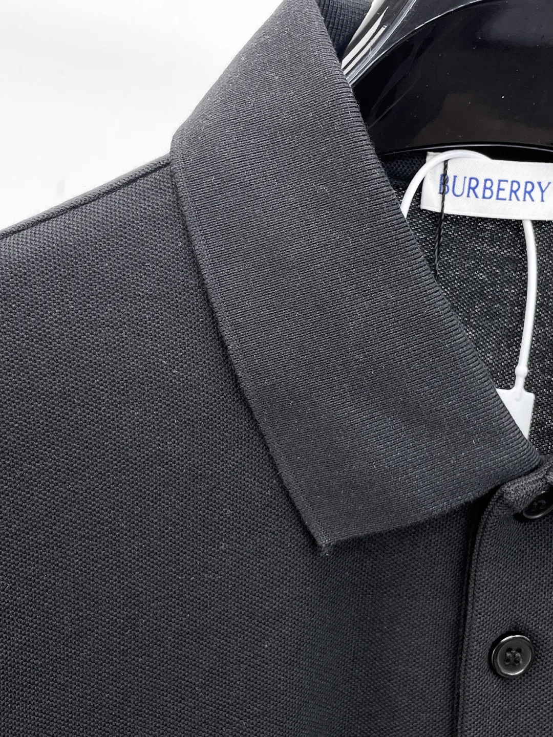Burberry New Arrival Polo shirt, complete with three labels, original fabric, original customized accessories, official Same Style, made of 210g pure cotton pique fabric, customized same-tank dyed fabric, very comfortable and smooth to the touch, very wide and stylish, produced by the first-line brand Factory, imported Behringer embroidery machine, embroidery is full and textured, the collar rib is woven with imported yarn, does not deform after long-term wear, the most New Arrival style in spring and summer, fashionable and individual Super Versatile and good-looking. It is very suitable for both men and women. It is a must-have for everyone. Size: S-XXL